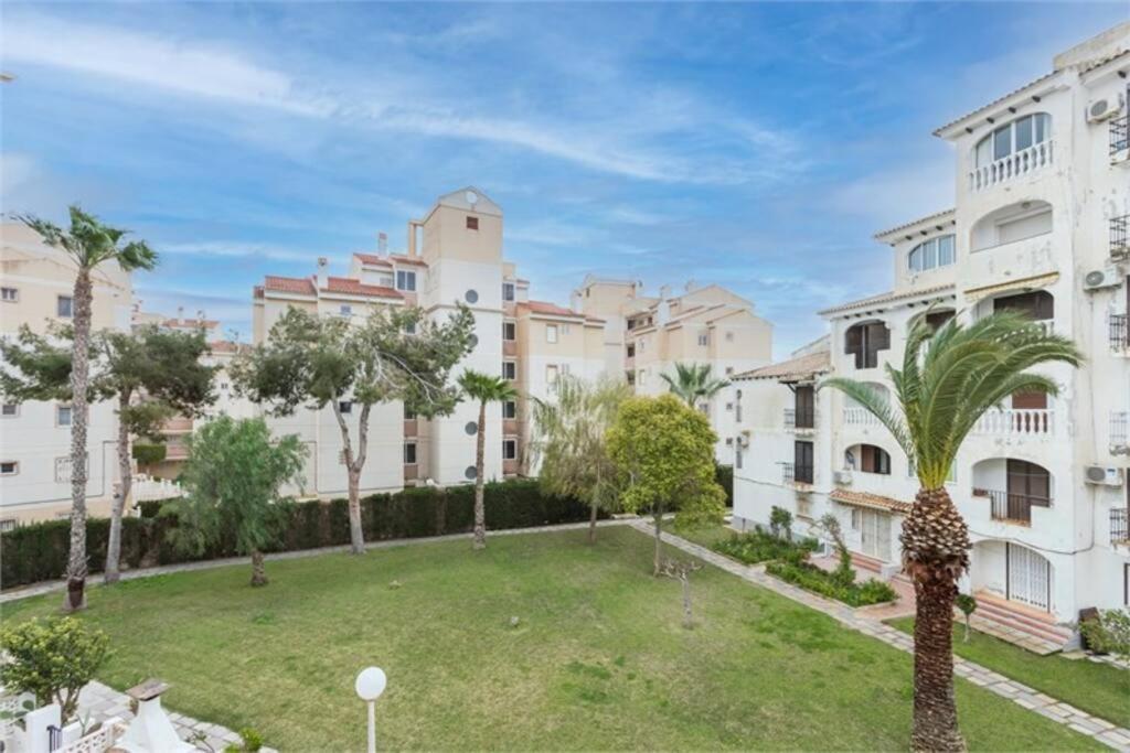Beautiful Apartment With 2 Bedrooms Close To Beach Torrevieja Buitenkant foto